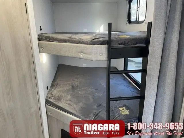 2025 EAST TO WEST DELLA TERRA 241BH Travel Trailer - Photo 18