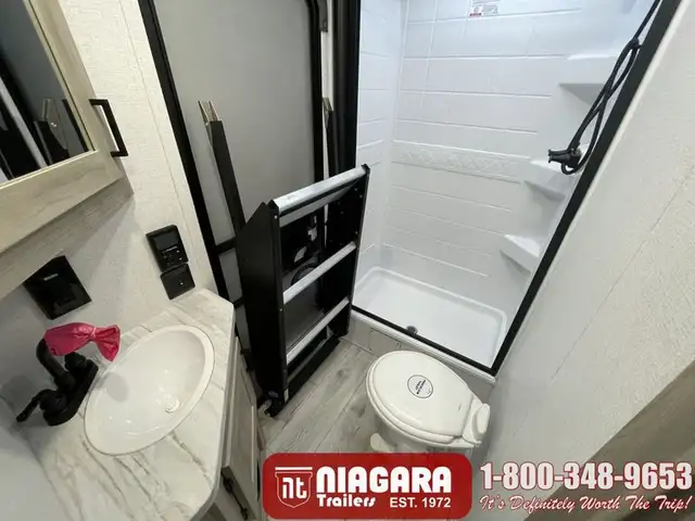 2025 EAST TO WEST DELLA TERRA 241BH Travel Trailer - Photo 19