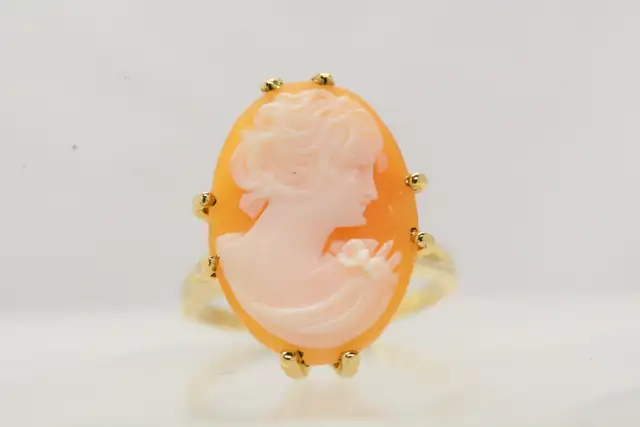 10K OVAL SHELL CAMEO RING