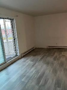 Grand 4 1 / 2, $1290/m, June 1, 7721 Lecourt, 2ed floor
