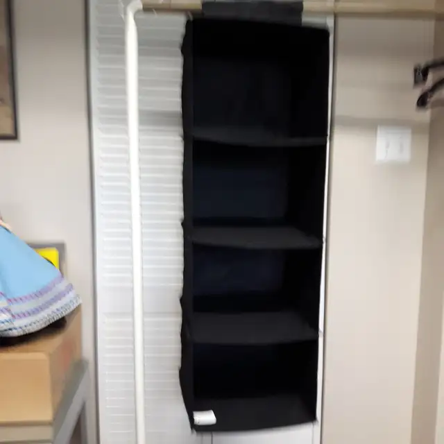 RANGE-TOUTUTILE 4TABLETTES7'x11'À SUSPENDREDANS GARDE-ROBE$10.00