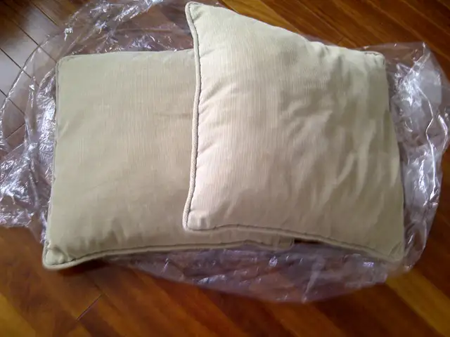 2 BEAUX GROS COUSSINS EN VELOUR BEIGE 16'x16': $5.00 CHACUN