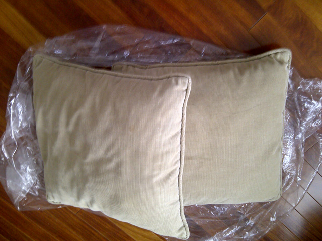 2 BEAUX GROS COUSSINS EN VELOUR BEIGE 16'x16': $5.00 CHACUN - Photo 3