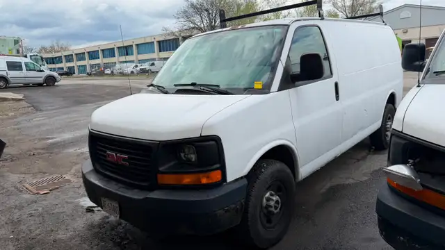 2005 GMC Savana 3500 - Photo 2