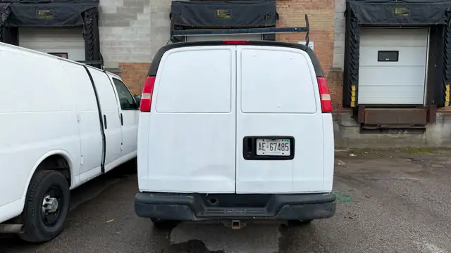 2005 GMC Savana 3500 - Photo 4