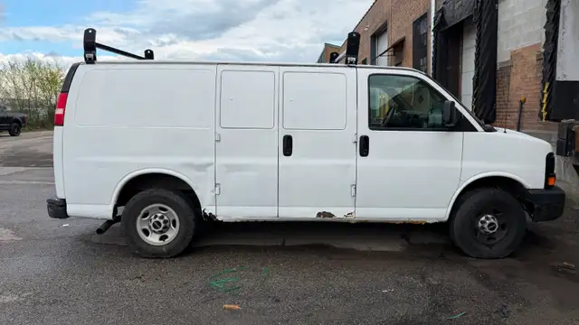 2005 GMC Savana 3500 - Photo 5