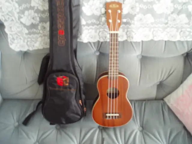 UKULELE - HIGH QUALITY - LIKE NEW