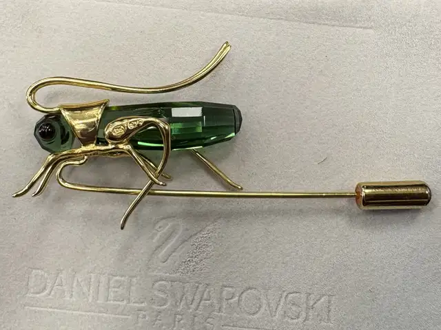 Swarovski Paradise Bugs: Aptera Grasshopper Crystal Pin - Photo 3