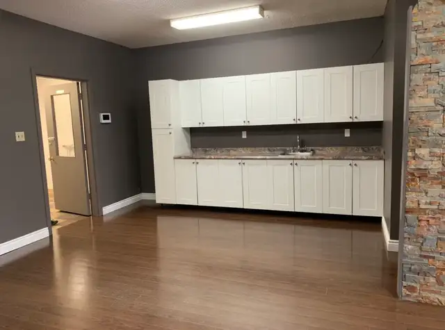 OFFICE/WAREHOUSE… Prime west end location - Photo 4