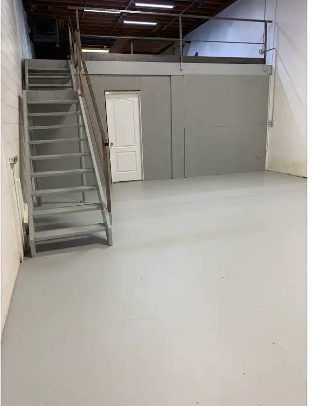 OFFICE/WAREHOUSE… Prime west end location - Photo 9