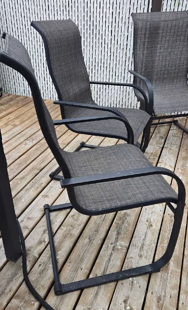 4 outdoor patio chairs - Photo 2
