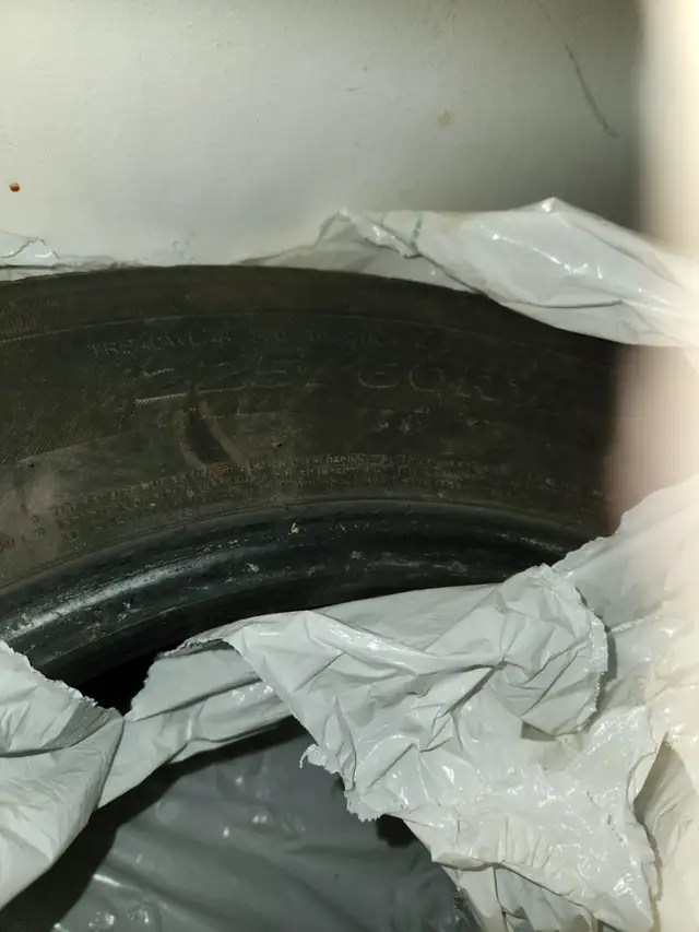 Set of 4, Snow tire, size is 225/60R16. Used only in one winter.