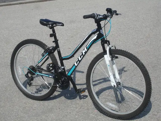 YES BRAND NEW FEMALES 26' CCM HARDLINE 21 SPD WITH SUSPENSION!