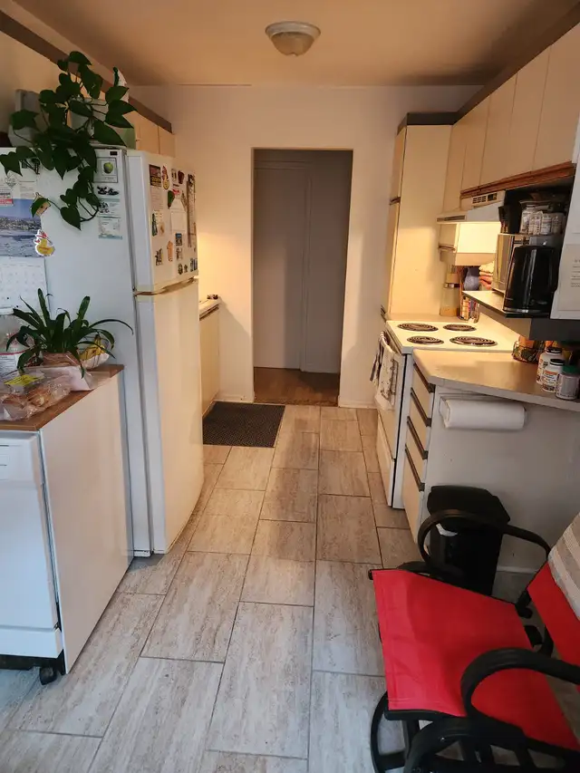 Pointe-aux-trembles beau grand 4 1/2 situé à l'étage - Photo 2