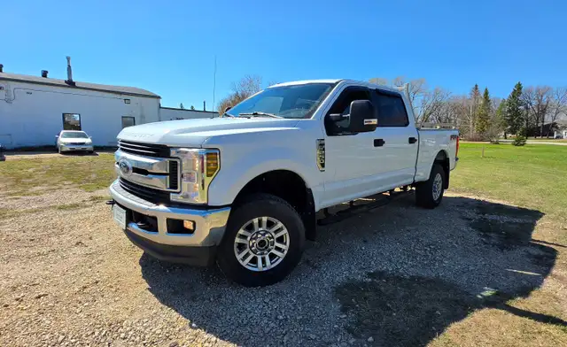 2018 Ford F-250 XLT FX4 CREWCAB 6.2L /ACCIDENT FREE/ - Photo 2