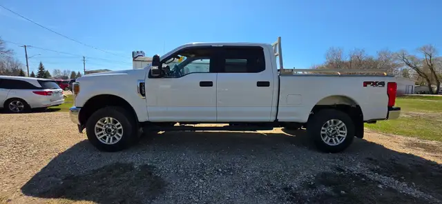2018 Ford F-250 XLT FX4 CREWCAB 6.2L /ACCIDENT FREE/ - Photo 11