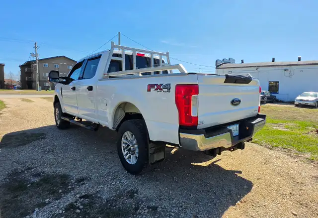 2018 Ford F-250 XLT FX4 CREWCAB 6.2L /ACCIDENT FREE/ - Photo 13