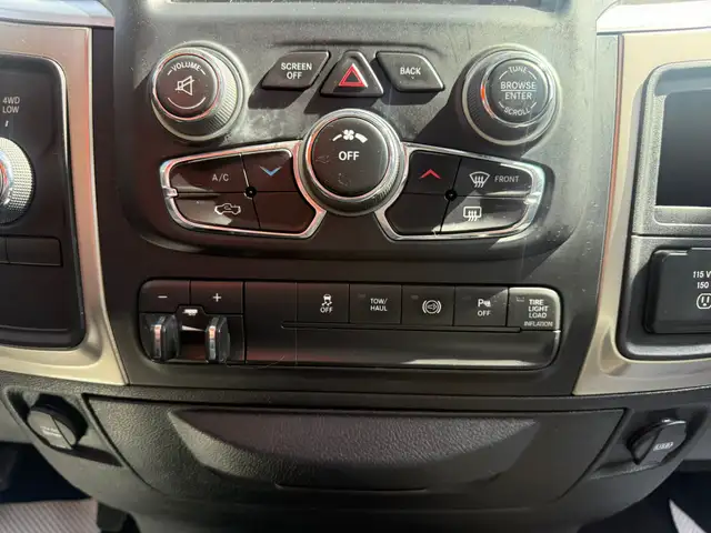 2013 Ram 2500 Crew Cab Outdoorsman 4x4 / ONE OWNER ACCIDENT FREE - Photo 17