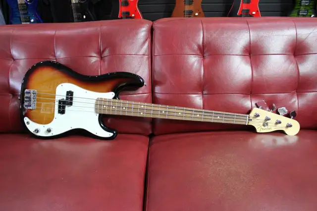 Fender Player Precision Bass 2022 - 3 Tone Sunburst - Photo 2