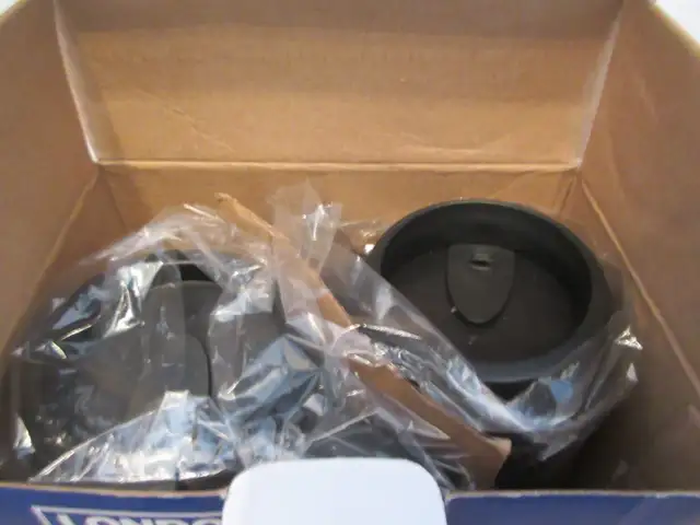 NEW: LONDON DRUGS INSULATED CAR MUGS SET (16 OZ) IN ORIGINAL BOX - Photo 2