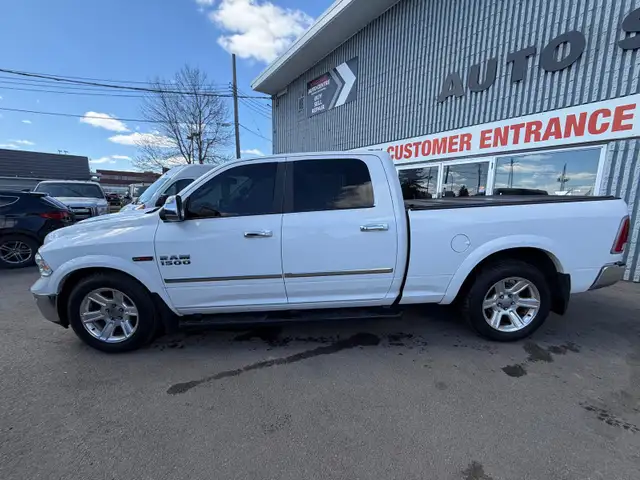 2015 RAM 1500 LARAMIE CREWCAB ECO DIESEL 4X4 / ACCIDENT FREE - Photo 2