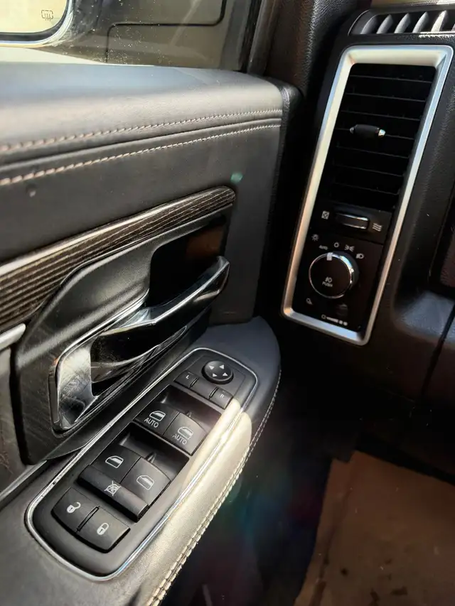 2015 RAM 1500 LARAMIE CREWCAB ECO DIESEL 4X4 / ACCIDENT FREE - Photo 19
