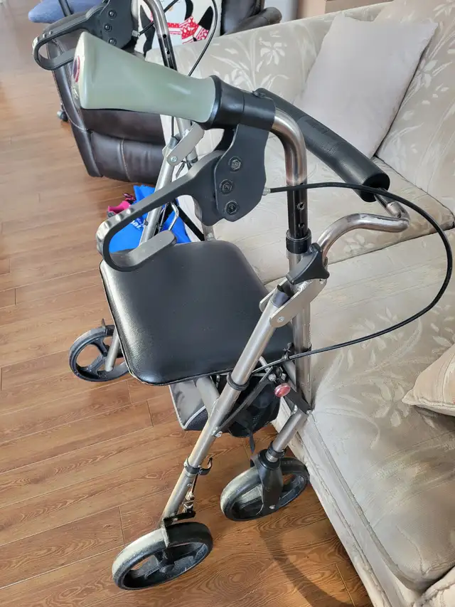 Déambulateur ajustable, avec siège et panier - Photo 3