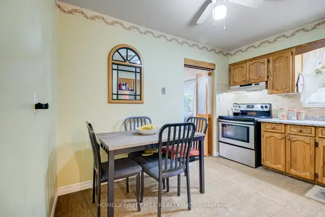 Bright & Spacious Room for Rent – Applewood Heights, Mississauga - Photo 2