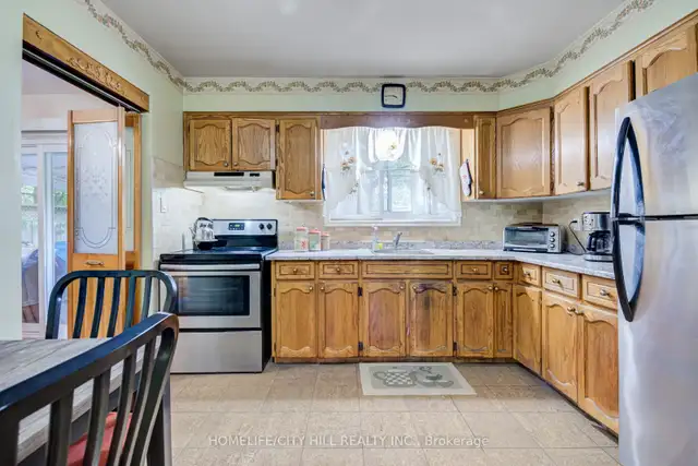 Bright & Spacious Room for Rent – Applewood Heights, Mississauga - Photo 3