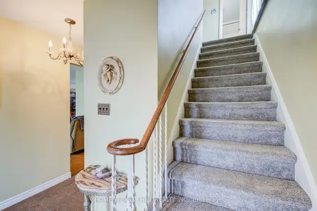 Bright & Spacious Room for Rent – Applewood Heights, Mississauga - Photo 4