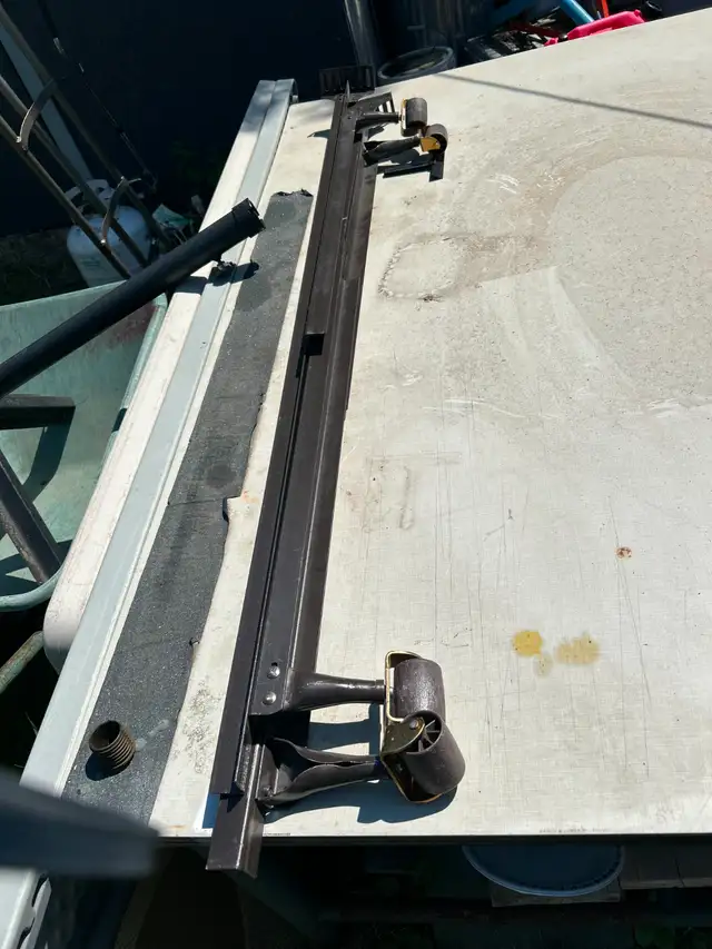 ONE SET OF BED RAIL /WHEELSAS PICTURED