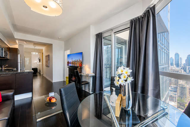 Luxury 2BR Furnished Downtown Toronto Condo Near SickKids & TGH - Photo 8