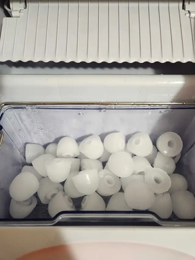 XL ICE MAKER MAKES 3 SIZES 33 POUNDS A DAY - Photo 2