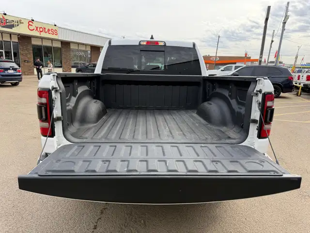 2019 Ram 1500 SPORT 4X4 / 5.7L HEMI / ONE OWNER - Photo 10