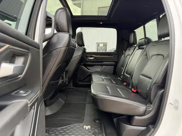 2019 Ram 1500 SPORT 4X4 / 5.7L HEMI / ONE OWNER - Photo 12