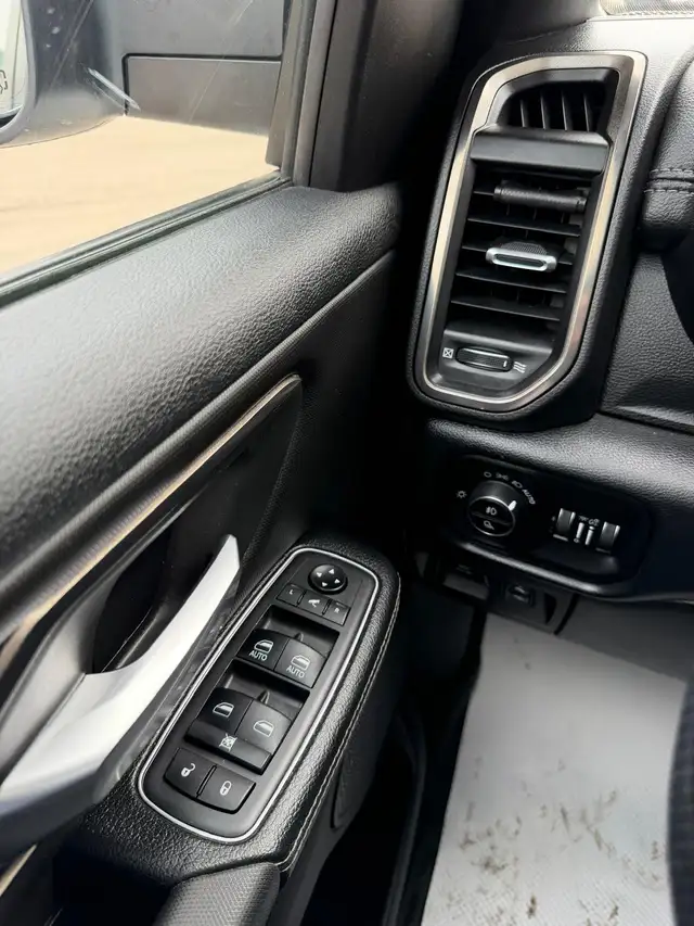 2019 Ram 1500 SPORT 4X4 / 5.7L HEMI / ONE OWNER - Photo 22