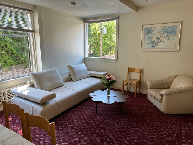 Bright Room Available in Fairview Rooming House - Photo 2