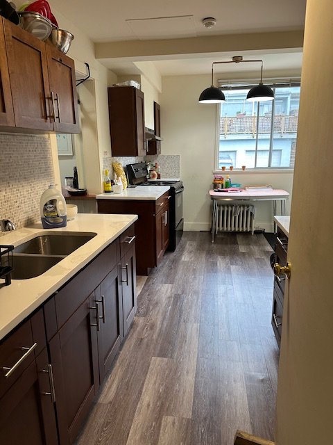 Bright Room Available in Fairview Rooming House - Photo 4