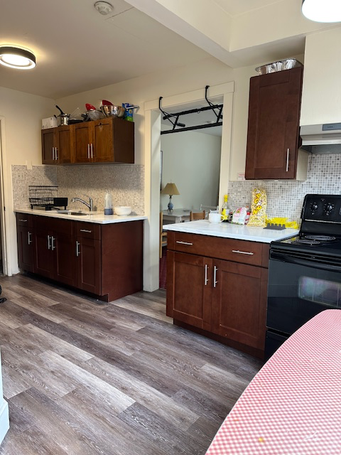 Bright Room Available in Fairview Rooming House - Photo 5
