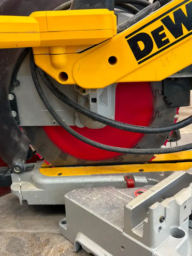 Dewalt dw718 Corded Miter Saw - Photo 3