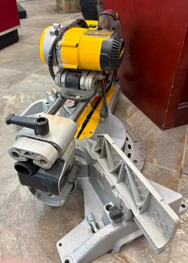 Dewalt dw718 Corded Miter Saw - Photo 4