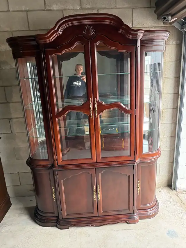 Free delivery used Vintage Wooden Curio Display Cabinet - Photo 3