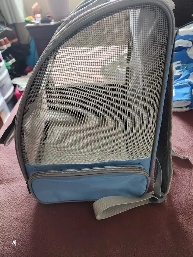 Pet carrier  small dog or cat back pack style - Photo 3