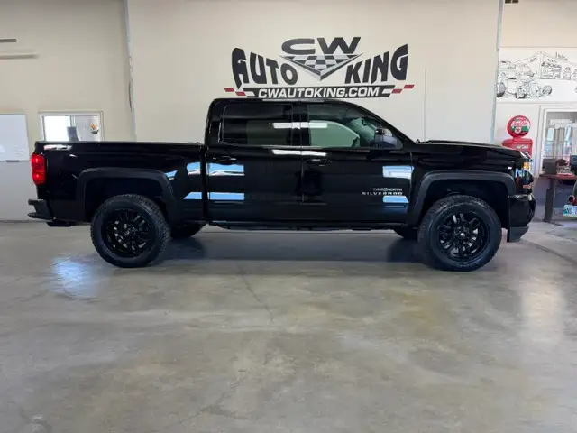 2018 Chevrolet Silverado 1500 LT-Z71 / 4x4 / Crew / Local