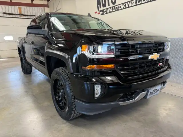 2018 Chevrolet Silverado 1500 LT-Z71 / 4x4 / Crew / Local - Photo 2
