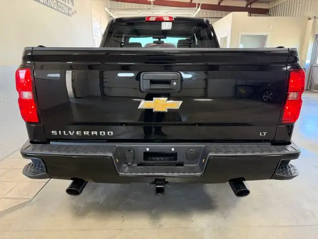 2018 Chevrolet Silverado 1500 LT-Z71 / 4x4 / Crew / Local - Photo 4