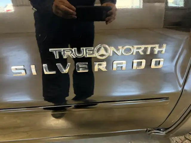 2018 Chevrolet Silverado 1500 LT-Z71 / 4x4 / Crew / Local - Photo 9