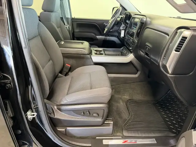 2018 Chevrolet Silverado 1500 LT-Z71 / 4x4 / Crew / Local - Photo 11