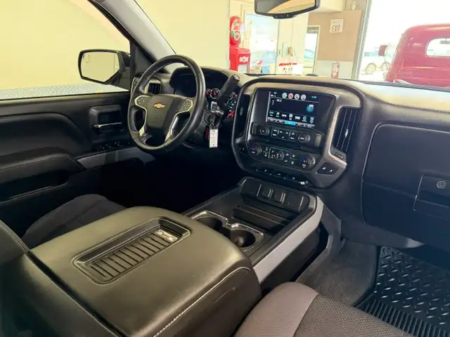 2018 Chevrolet Silverado 1500 LT-Z71 / 4x4 / Crew / Local - Photo 13