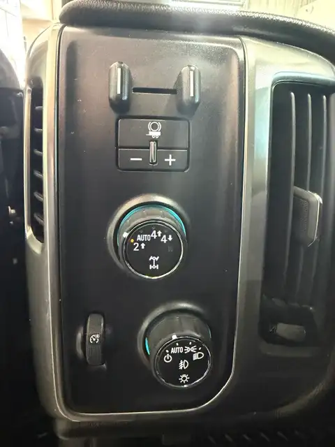 2018 Chevrolet Silverado 1500 LT-Z71 / 4x4 / Crew / Local - Photo 16